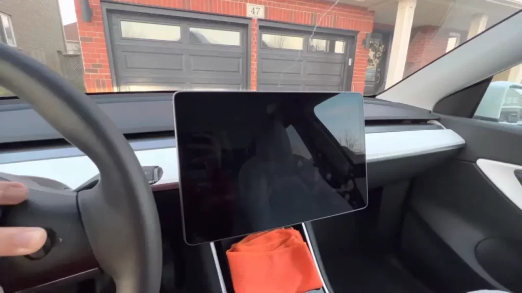 can tesla screen be turned off