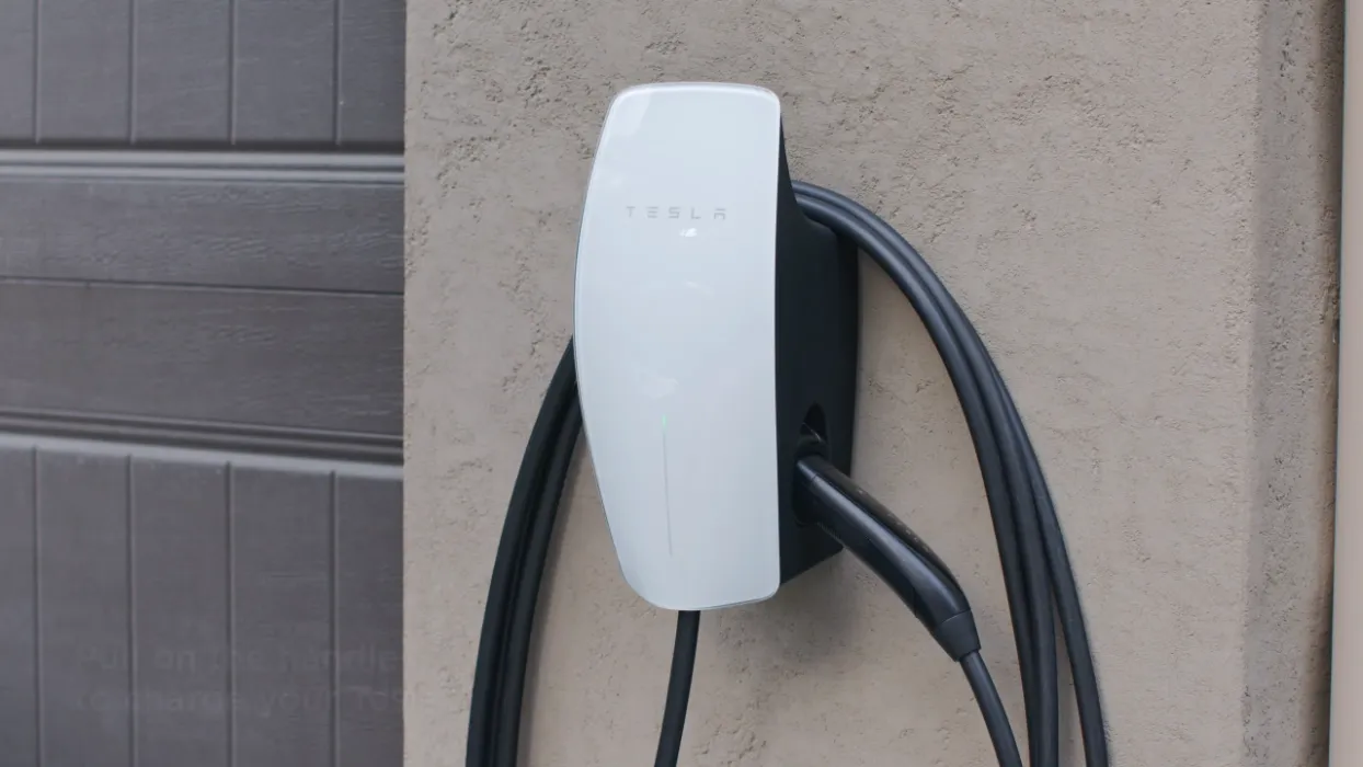 understanding-the-tesla-charger-flashing-red-ev-seekers